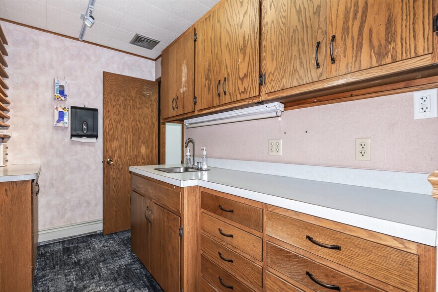 More Photos Of 9758 W Lake Ave, Minocqua Medical For Sale