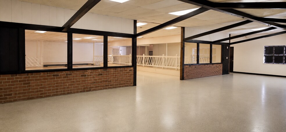 More Photos Of 302 W Colonial Trail Hwy, Blackstone Freestanding For Lease