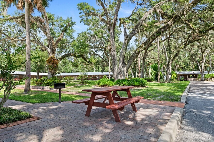 More Photos Of 1485 Lakeview Dr, Deland Hotel For Sale