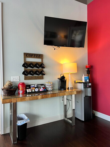 More Photos Of 955 E Main St, Lexington Freestanding For Lease