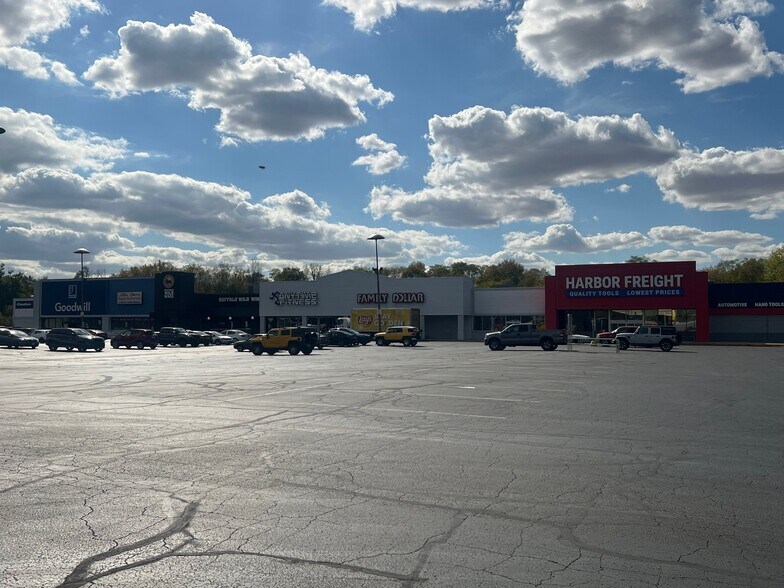 More Photos Of 1709-1715 S Memorial Dr, New Castle General Retail For Lease
