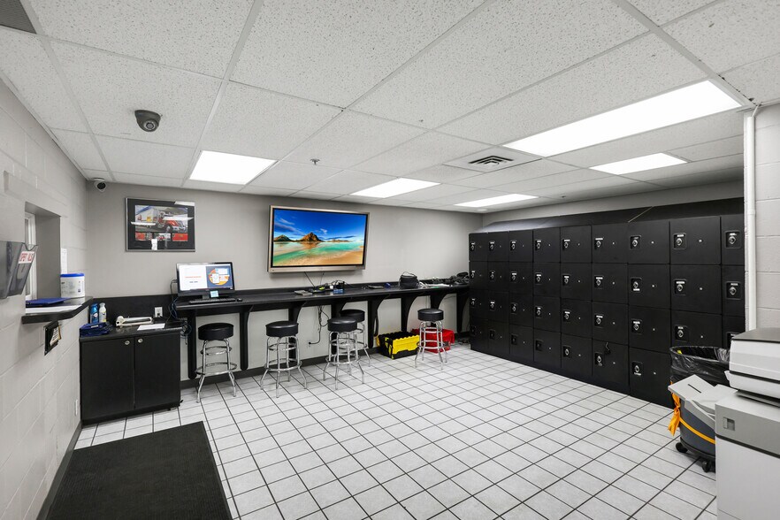 More Photos Of 6715 E Mission Ave, Spokane Warehouse For Lease