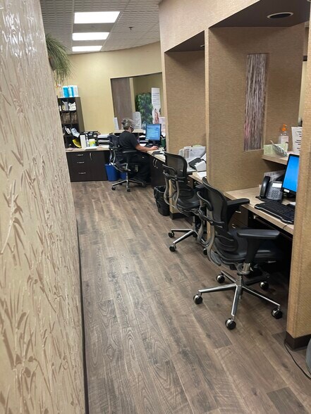 More Photos Of 355-385 W Northwest Hwy, Palatine General Retail For Sale