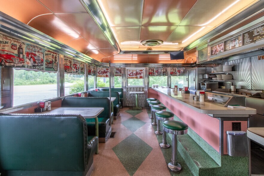 More Photos Of 585 US Route 5, Coventry Specialty For Sale