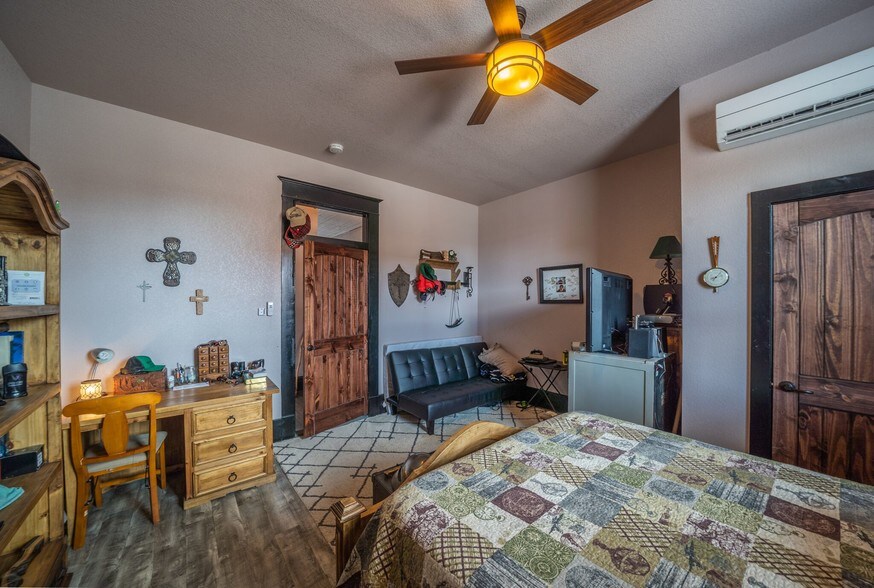 More Photos Of 75 N Waco St, Hillsboro General Retail For Lease