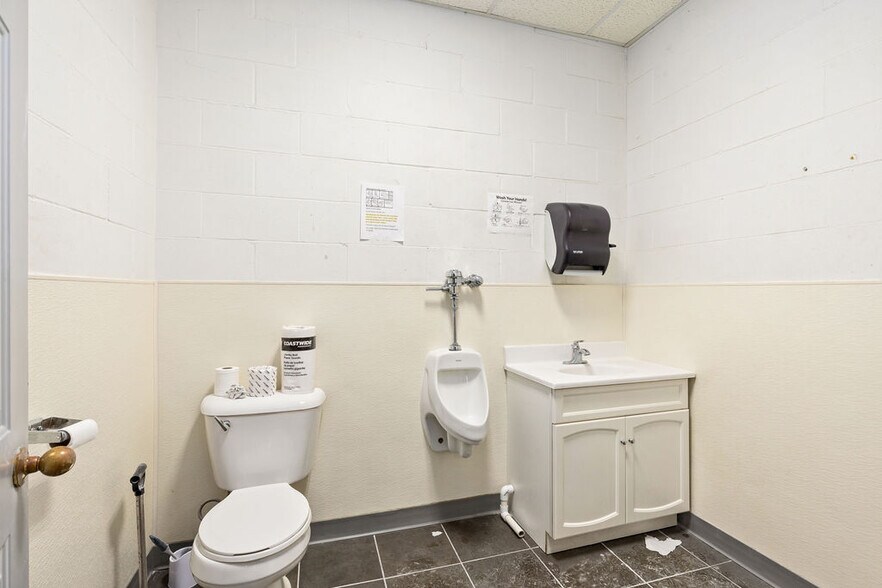 More Photos Of 2000 Ashley Rd, Morris Manufacturing For Sale