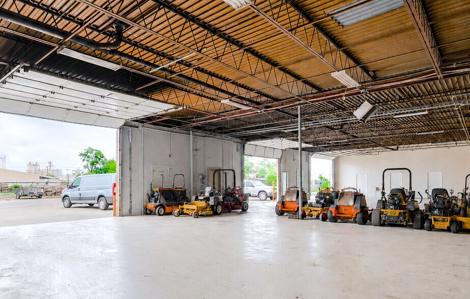 More Photos Of 1930 Hinton Dr, Irving Showroom For Lease