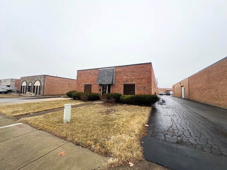 Primary Photo Of 70 Joey Dr, Elk Grove Village Warehouse For Sale