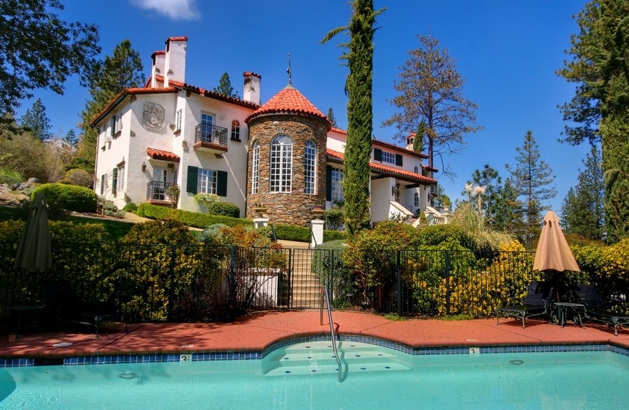 More Photos Of 48644 Victoria Ln, Oakhurst Hospitality For Sale