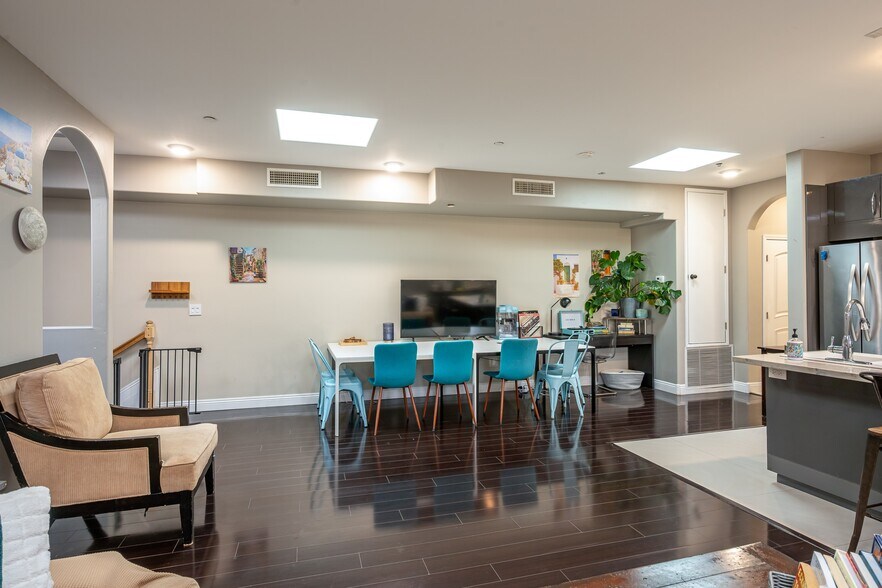 More Photos Of 4741 Point Loma Ave, San Diego Storefront Retail Residential For Sale