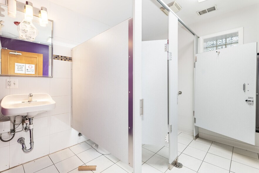 More Photos Of 7541 N Western Ave, Chicago Office For Sale