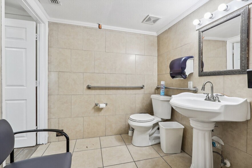 More Photos Of 201 Rosefield Ave, Leesburg Healthcare For Sale