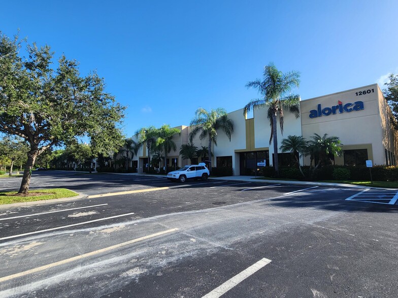 Primary Photo Of 12601 Corporate Lakes Dr, Fort Myers Flex For Lease