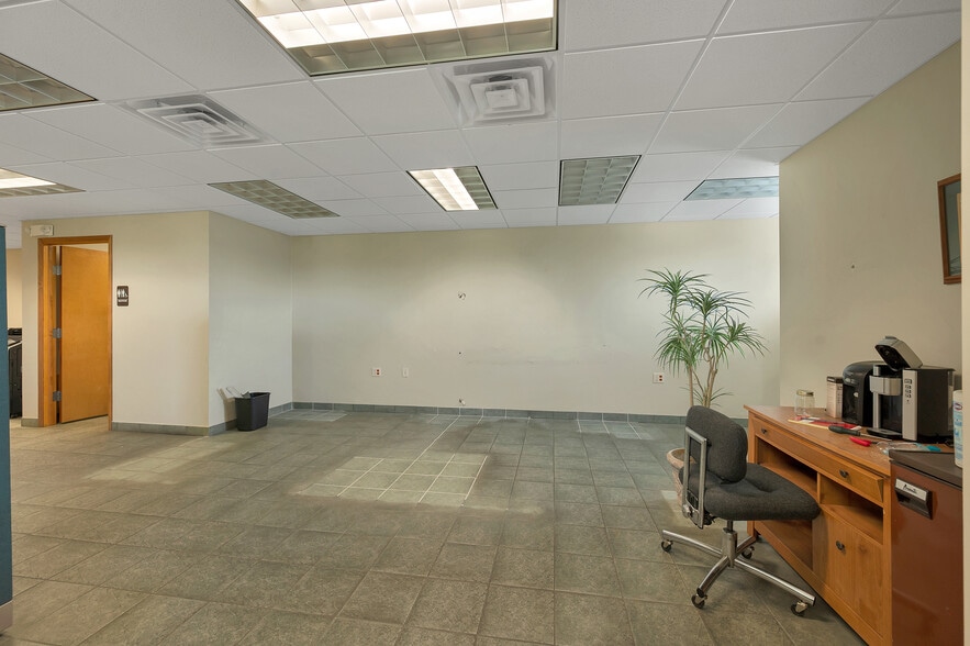 More Photos Of 1725 Suburban Dr, De Pere Manufacturing For Sale