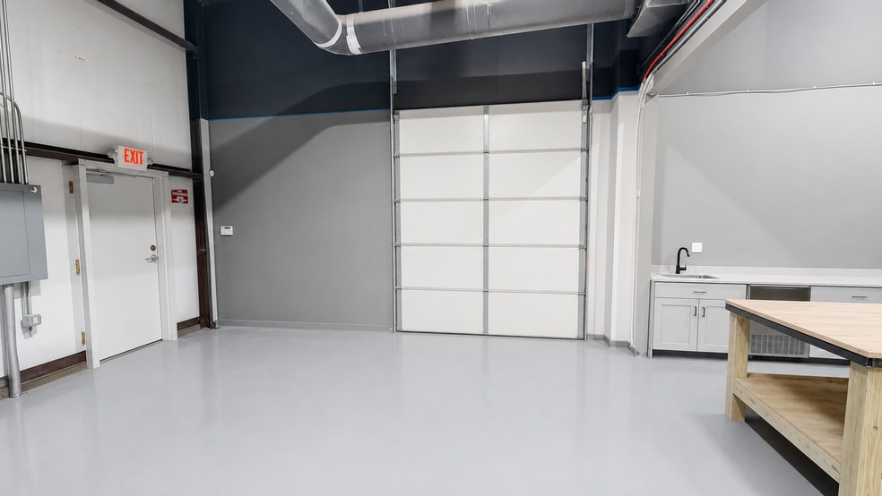 More Photos Of 2605 W Storage Parkway Rd, Rogers Flex For Lease