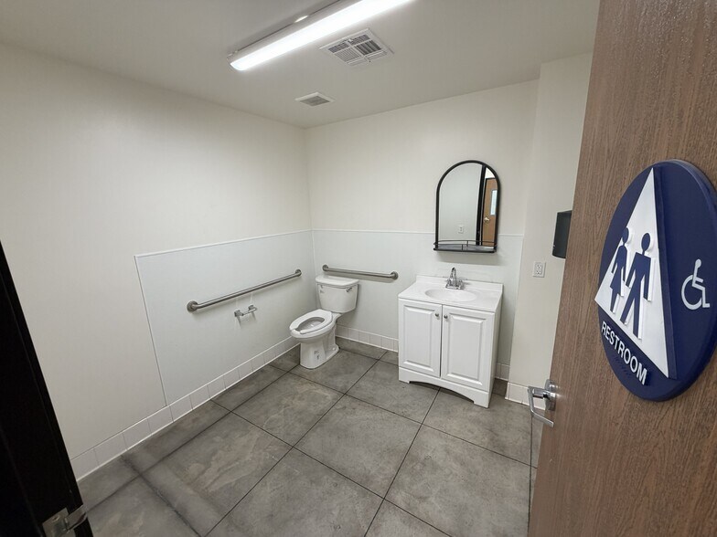 More Photos Of 2810 Mosasco St, Bakersfield Light Distribution For Lease