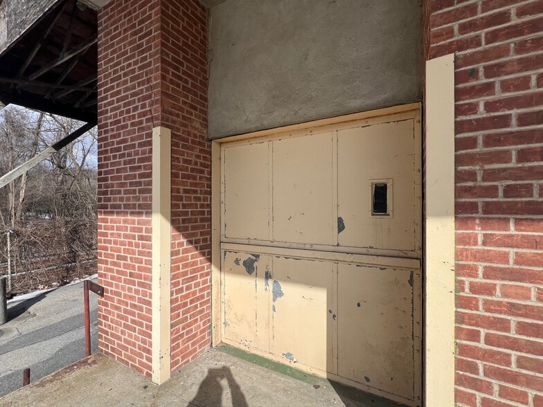 More Photos Of 111 Lafayette Ave, White Plains Warehouse For Lease