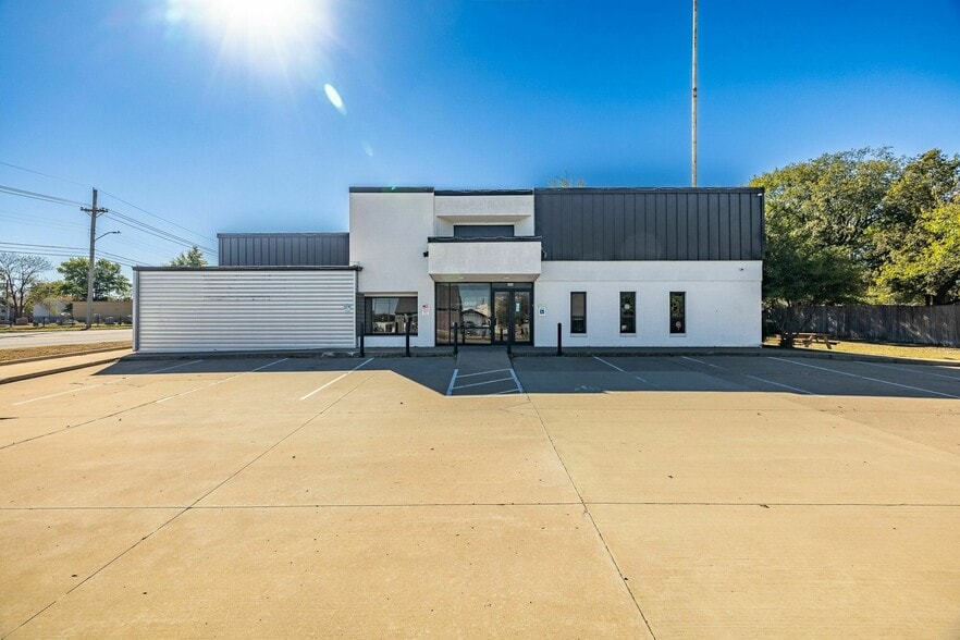 Primary Photo Of 400 N Mission St, Sapulpa Bank For Sale