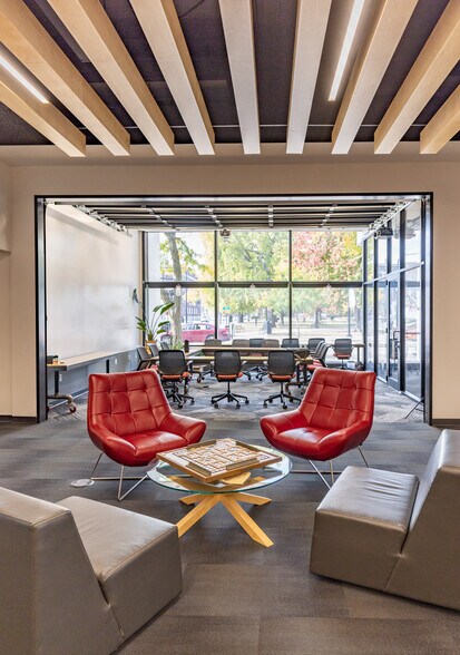 More Photos Of 402-404 E 4th St, Waterloo Office Residential For Sale