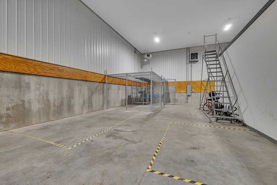 More Photos Of 801 Brian Dr, Crest Hill Light Distribution For Lease