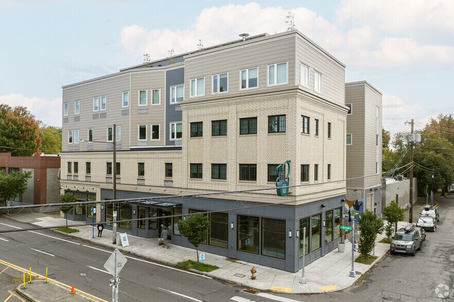 Primary Photo Of 1616 E Burnside St, Portland Hotel For Sale