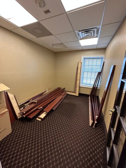 More Photos Of 25 Nassau Ln, Island Park Office For Lease