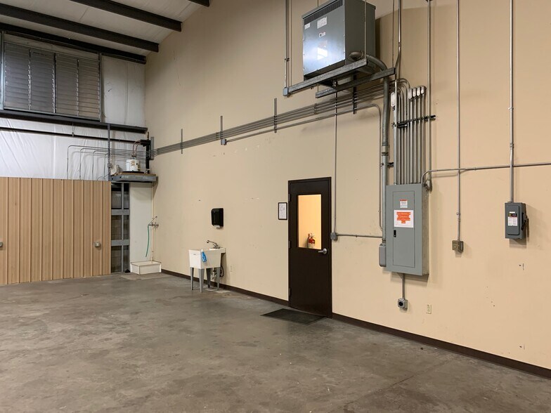 More Photos Of 2227 N Leg Rd, Augusta Warehouse For Lease