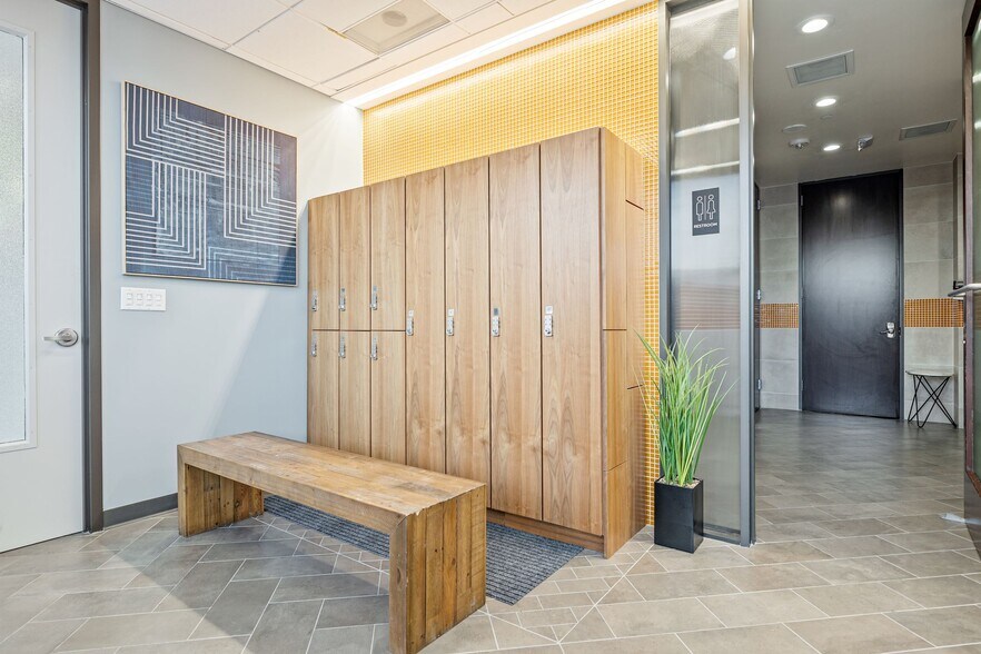 More Photos Of 2550 N Loop Fwy W, Houston Office For Lease