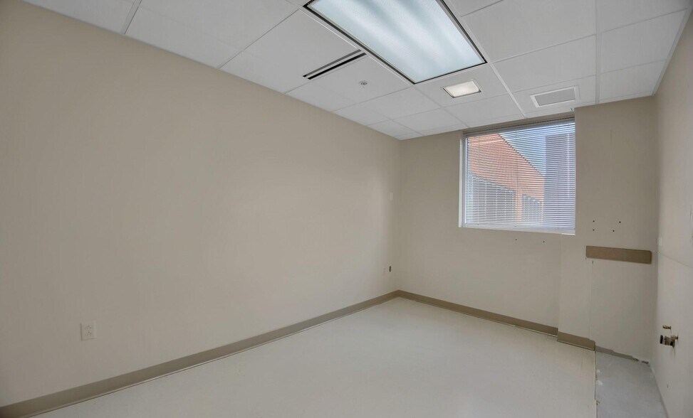 More Photos Of 21 Laurel Ave, Cornwall Medical For Lease