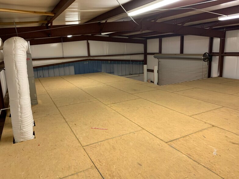 More Photos Of 5424 W Oak St, Palestine Showroom For Lease