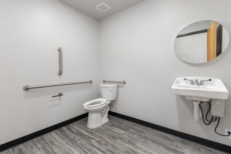More Photos Of 8101 Silver Xing, Oklahoma City Unknown For Lease