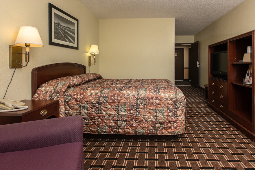 More Photos Of 2093 W Oklahoma Ave, Ulysses Hotel For Sale