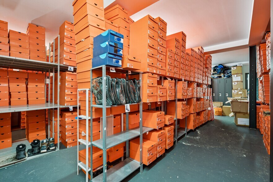 More Photos Of 2127 Rue Bélanger, Montréal Storefront Retail Residential For Sale