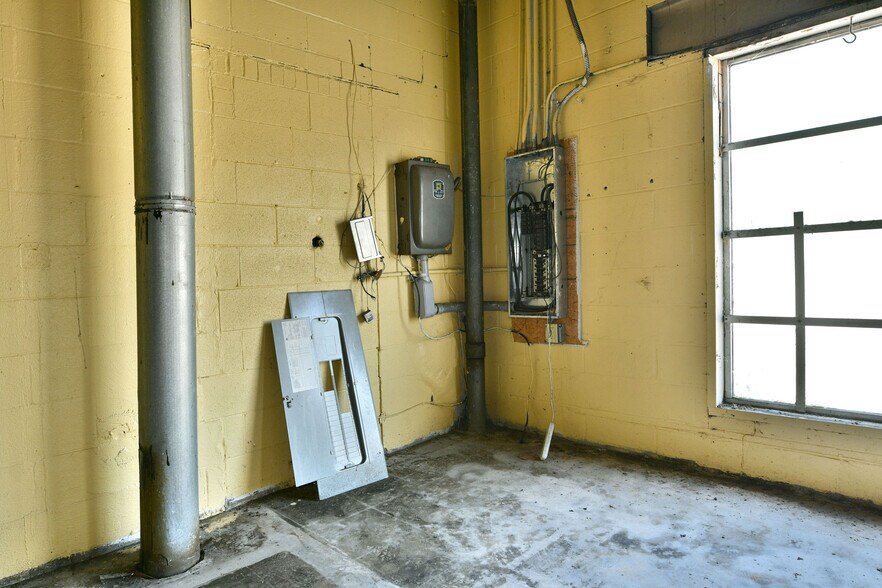 More Photos Of 1535 Logan Ave, Youngstown Flex For Sale