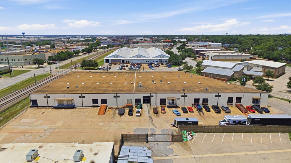 More Photos Of 13908-13910 Distribution Way, Farmers Branch Distribution For Lease