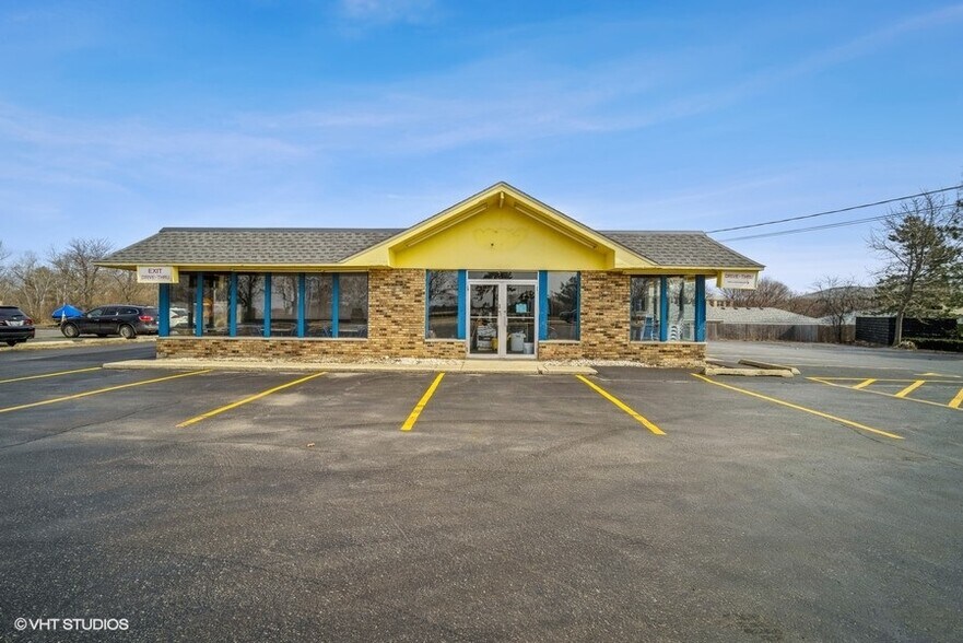 More Photos Of 1124 N Milwaukee Ave, Libertyville General Retail For Lease