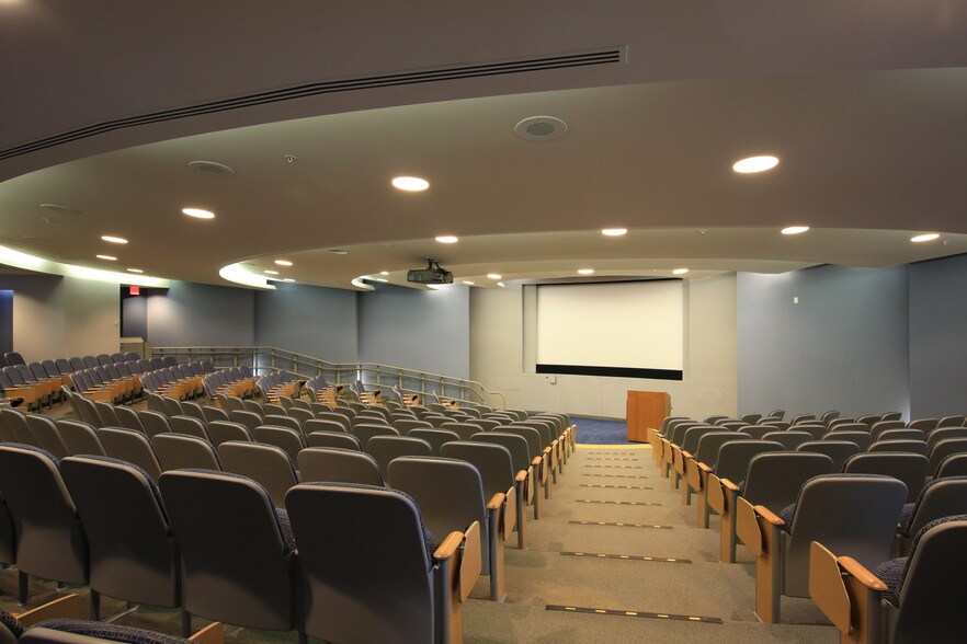 More Photos Of 3100 Sanders Rd, Northbrook Office For Lease