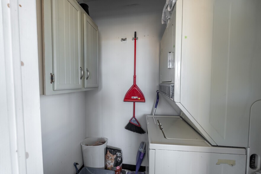 More Photos Of 219 Lochiel St, Sarnia General Retail For Sale