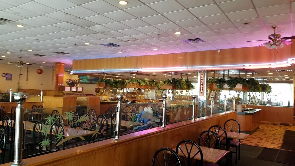 More Photos Of 2601-2709 W Grand Ave, Waukegan Unknown For Lease