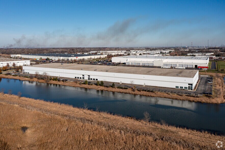 More Photos Of 2121 Diehl Rd, Aurora Warehouse For Lease