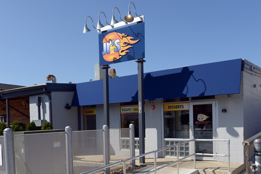 More Photos Of 371 Richmond St, Providence Restaurant For Lease