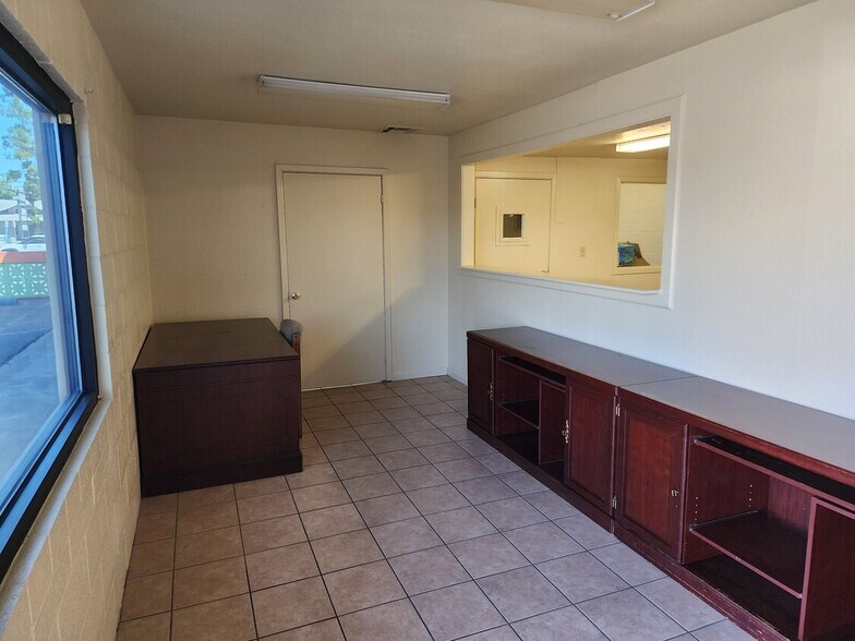 More Photos Of 1515 E Tulare Ave, Tulare Flex For Lease