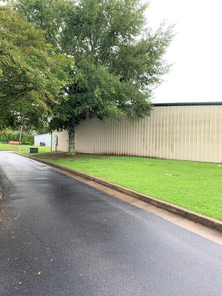 More Photos Of 19276 Hartford St, Edison Freestanding For Sale