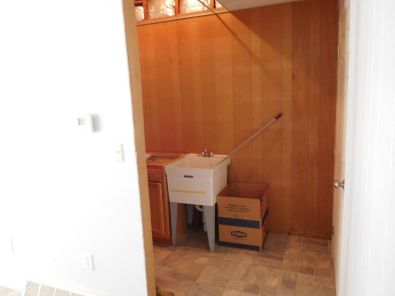 More Photos Of 212 Flint St, Clarksburg Service For Lease