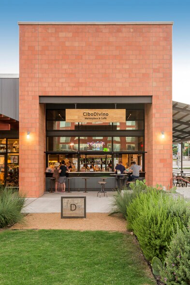 More Photos Of 1818 Sylvan Ave, Dallas Unknown For Lease