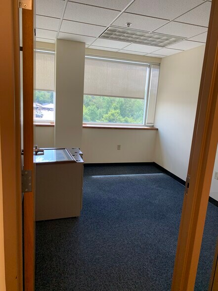 More Photos Of 1580 Mid Valley Dr, De Pere Office For Sale