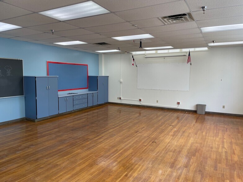 More Photos Of 216 E College St, Seguin Flex For Sale