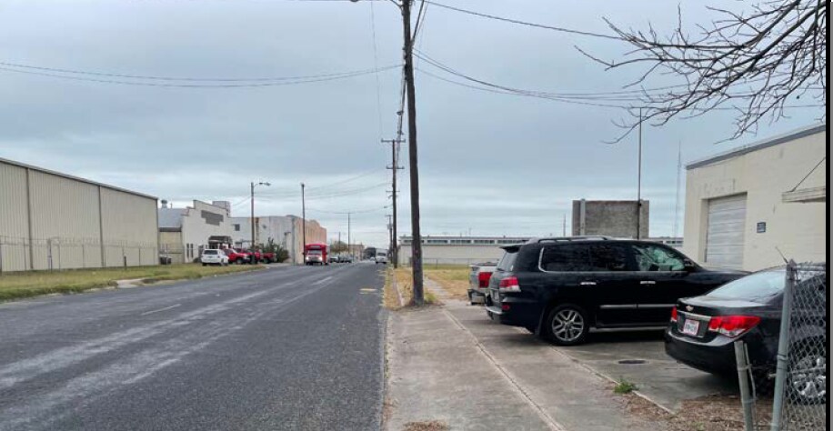 More Photos Of 1329 Laredo St, Corpus Christi Showroom For Sale