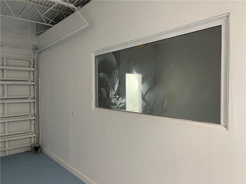 More Photos Of 665 W Prospect Rd, Oakland Park Showroom For Lease