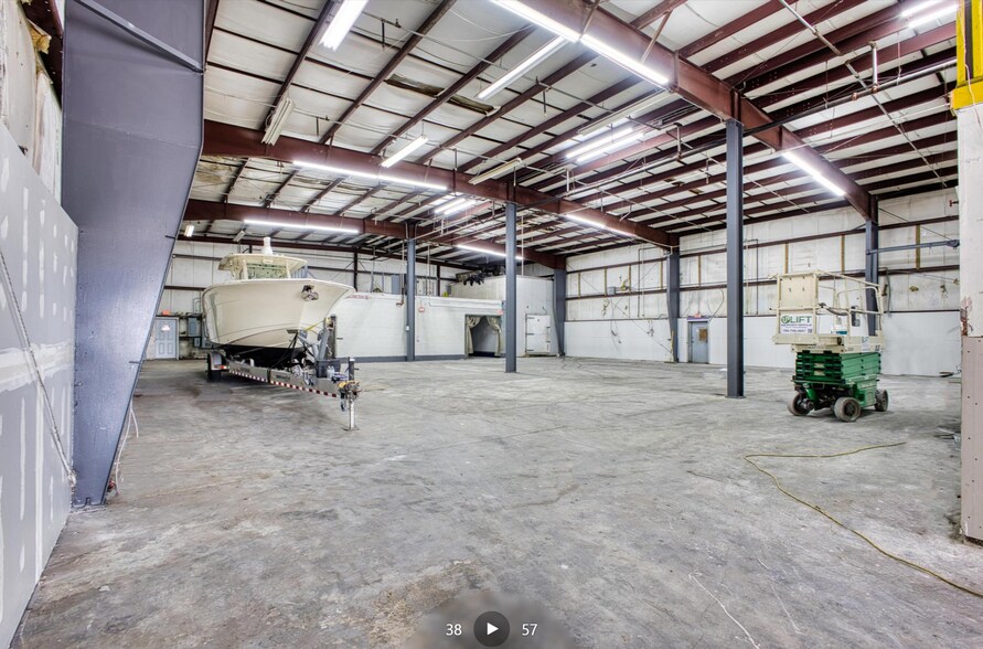 More Photos Of 13050 NW 43rd Ave, Opa Locka Warehouse For Lease